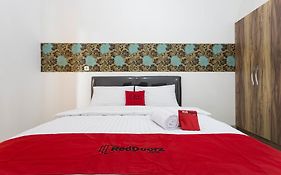 Reddoorz Plus @ Boulevard Residence Bsd